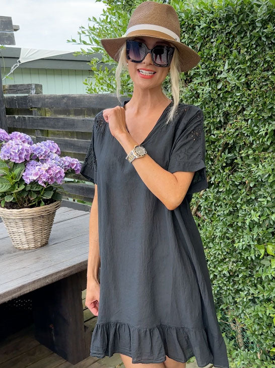 Bine - Enkel sommarklänning med broderi anglaise